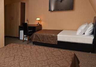 Отель Hotel Margi Тбилиси Трехместный номер (1 двуспальная и 1 односпальная кровать)-1