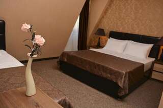 Отель Hotel Margi Тбилиси Трехместный номер (1 двуспальная и 1 односпальная кровать)-2